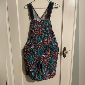Medium Duluth Trading Co Heirloom vegetable Gardening Short Overalls